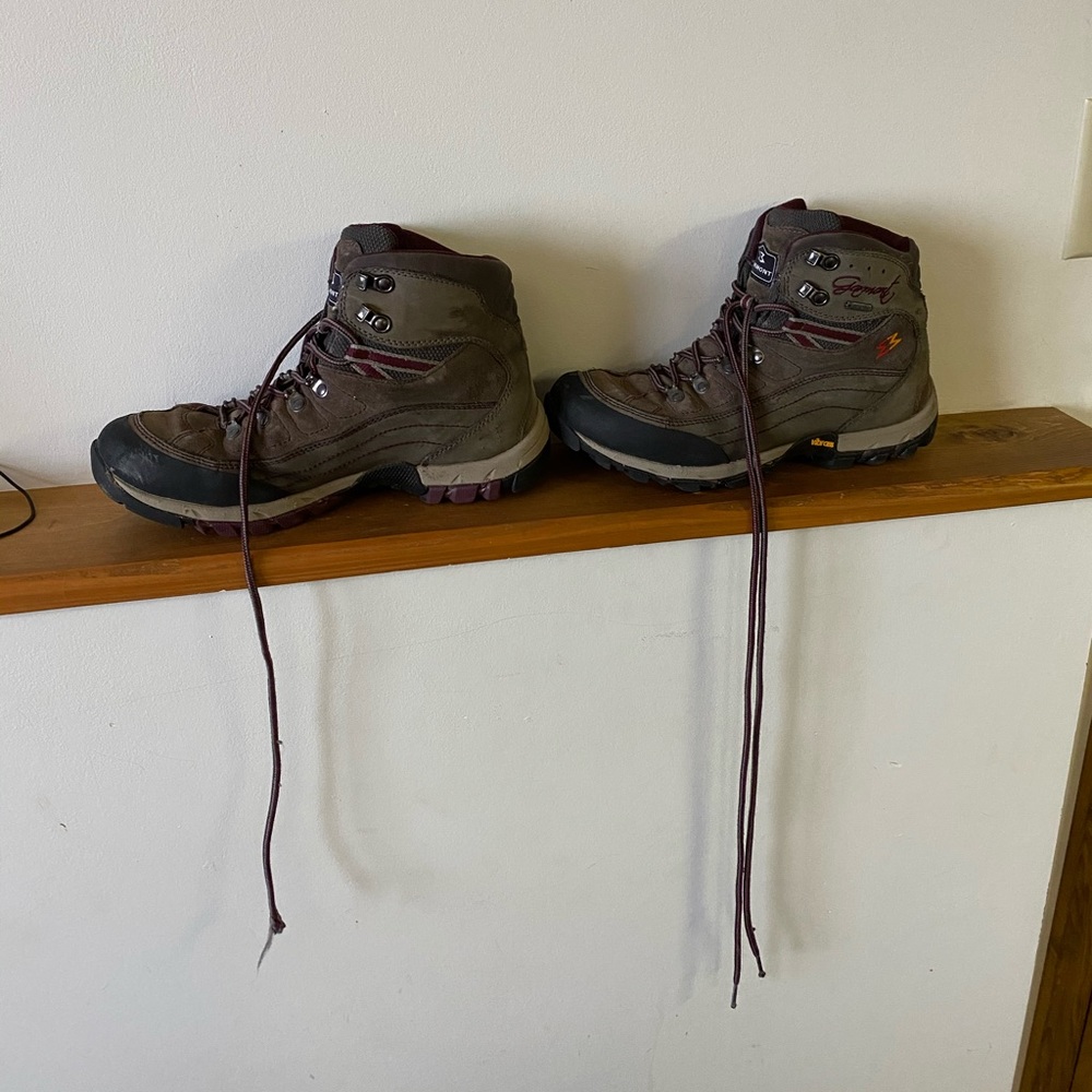 Women’s waterproof hiking boot
